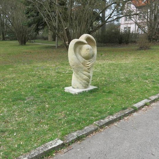 Kamenná plastika srdce v parku u Plzeňské ulice v Konstantinových Lázních