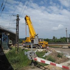 Most silnice II/235 přes železniční trať v Kařezu