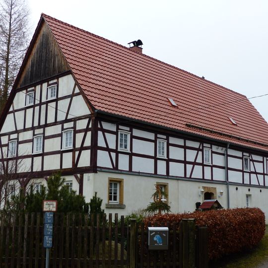Wohnstallhaus , Scheune und Ausgedingehaus eines Bauernhofes Wasserstraße 6
