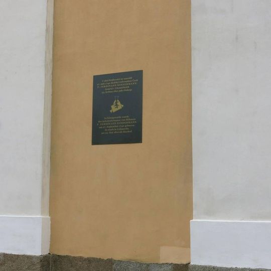 Pamětní deska Ferdinanda Kindermanna vpravo na kostele v Království
