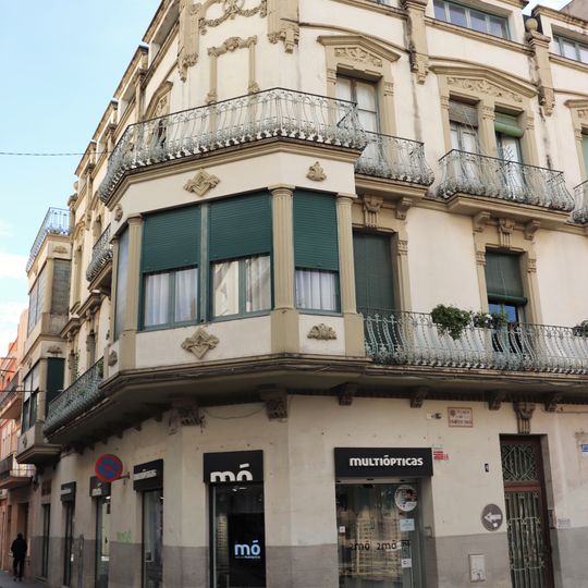 Casa a la plaça Francesc Macià, 1
