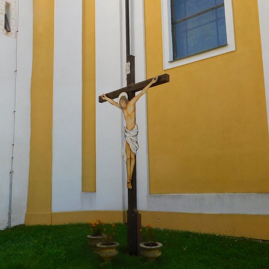 Dřevěný kříž u kostela ve Starči