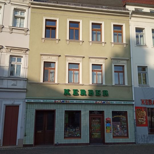 Wohnhaus in geschlossener Bebauung sowie Seiten- und Rückgebäude Markt 2