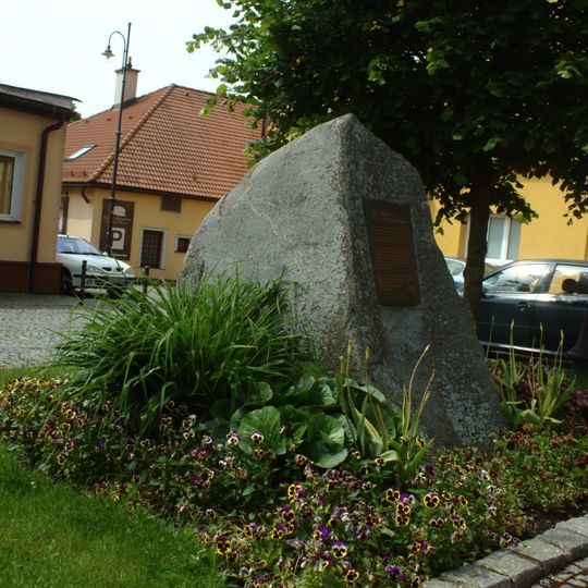 Památník v Chodové Plané na náměstí
