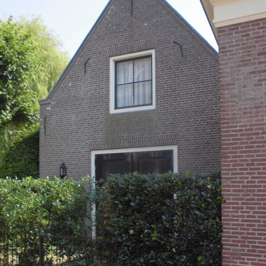 Twee dienstgebouwen, koetshuizen behorend bij Beek en Hof, houten aanlegsteiger met banken aan de Vecht, theekoepel, kinderhuisje.