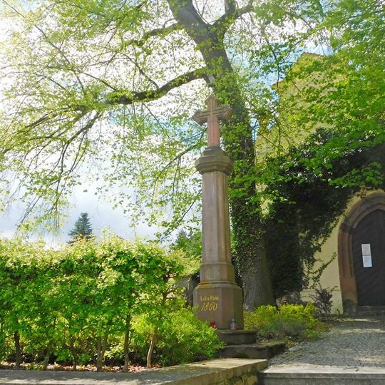 Kříž před bývalým kostelem svatého Martina v Sázavě