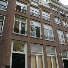 Pand met gevel onder hals in fantasievormen