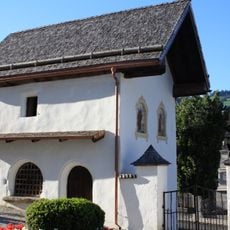 Totensagrer und Friedhofsummauerung mit Kruzifix