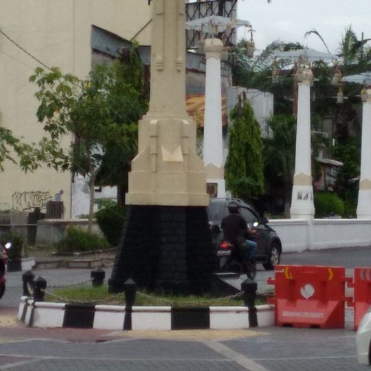 Tugu Tiang Lampu Gladak