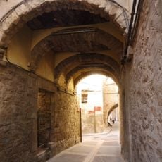 Pas cobert al carrer Vilanova i carrer les Piques