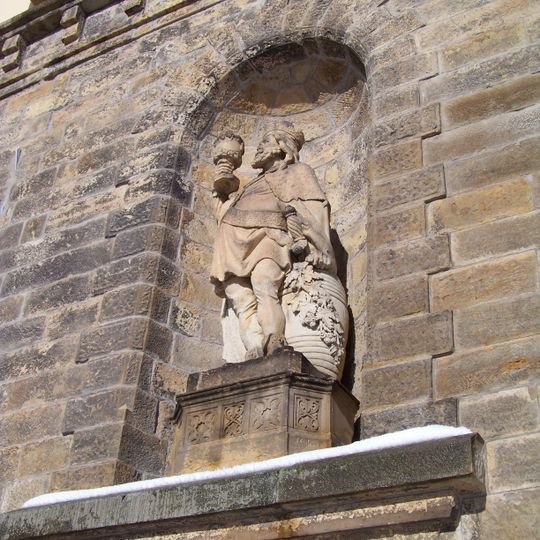 Socha Karla IV. ve výklenku hradeb v Komenského ulici v Hradci Králové