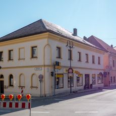 Wohn- und Geschäftshaus