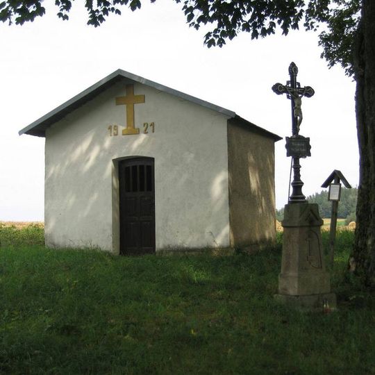 Kaple Nejsvětější Trojice a kříž u silnice Hněvkovice - Kletečná