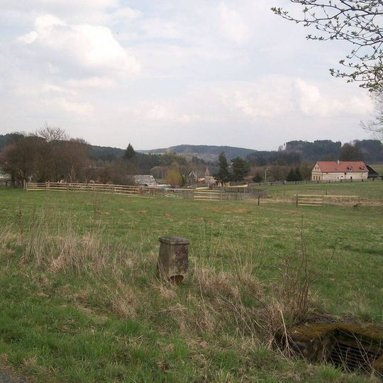 Kříž západně od Mírkovic