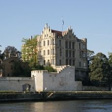 Königliche Villa , als Sommerresidenz für König Maximilian II. auf der Ostenbastei erbaut; Villapark mit Parkmauer,