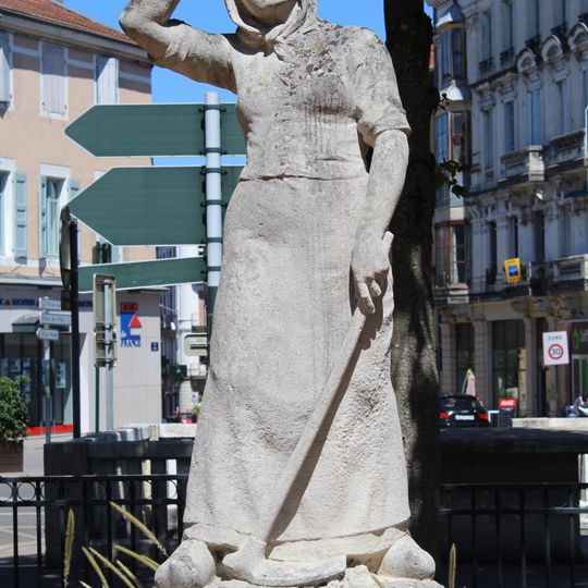 Sarcleuse regardant l’heure au soleil