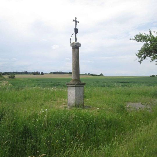 Kříž jihovýchodně od Svéradic u rozcestí