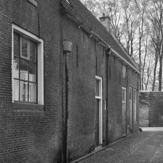 Hoekpand, pakhuis met achter puntgevel met vlechtingen