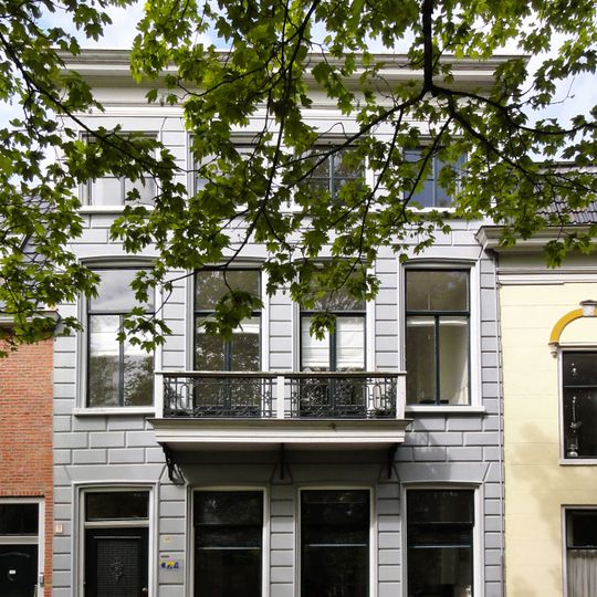 Pand van vier traveeën breed met balkon