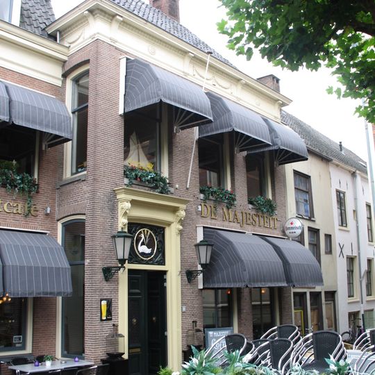 Huis gedekt door een dwars schilddak met hoekschoorstenen