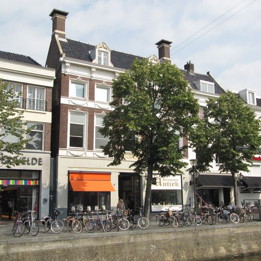 Vijf traveeën breed pand met verhoogde voorbouw onder dwarskap