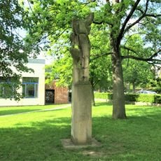 Socha Pěvec u školy v ulici Jana Amose Komenského v Čelákovicích