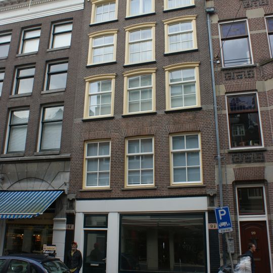 Pand met gevel onder licht golvende lijst met consoles