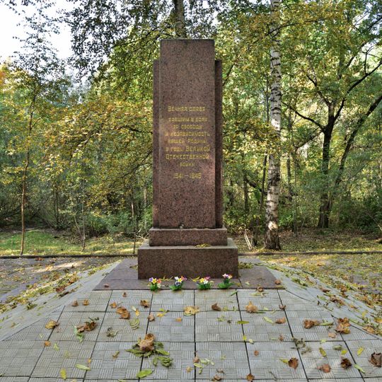 Братская могила мирных жителей г. Кронштадта, погибших в Великую Отечественную войну