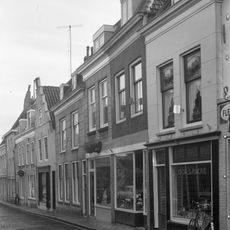 Twee huizen achter gepleisterde lijstgevels