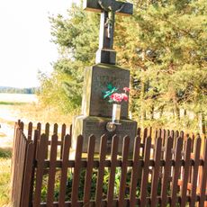 Kříž v Mokré Lhotě západní okraj obce