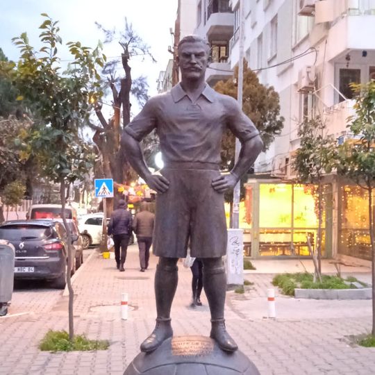 Bornova Futbolcu Heykeli