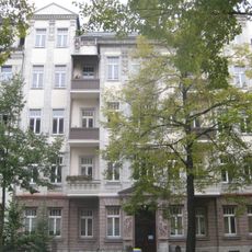 Mietshaus in geschlossener Bebauung mit Vorgarten Würzburger Straße 35