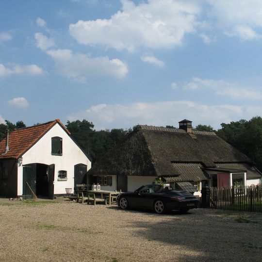In een natuurreservaat gelegen eenvoudige, witgepleisterde boerenwoning onder rieten wolfdak