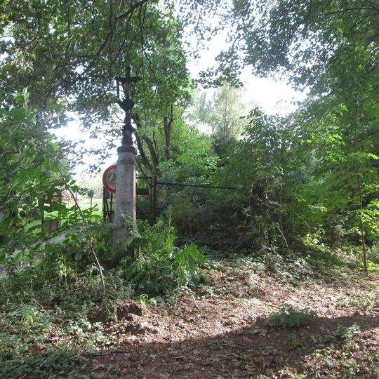 Kříž u lesa pod Veselou horou