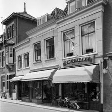 Huis van eenvoudige, gesausde lijstgevel