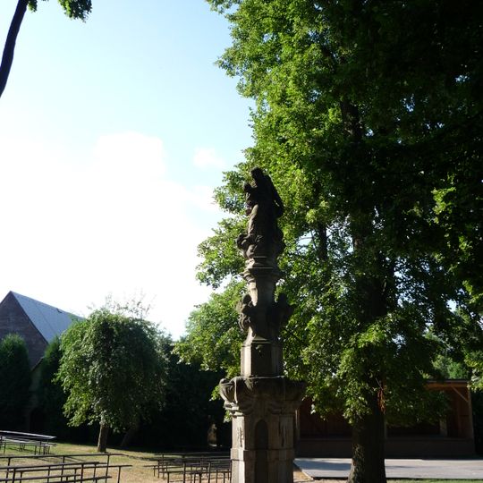 Torzo kašny se sochou Panny Marie