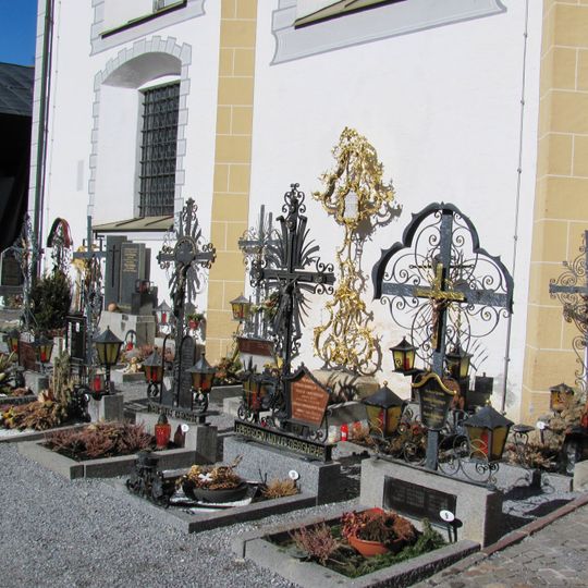 Friedhof der Pfarrkirche Maria Himmelfahrt in Fließ
