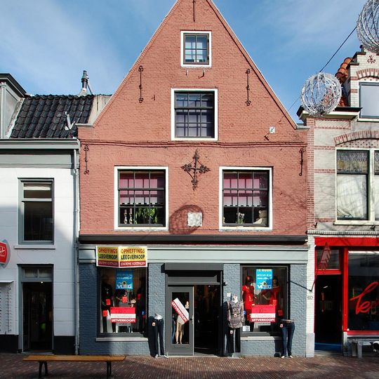 Pand met in cartouche gedateerde tuitgevel