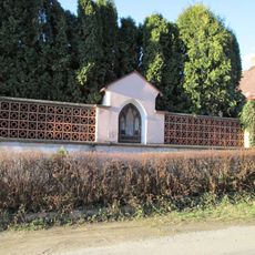 Kaplička v Deštné v plotu