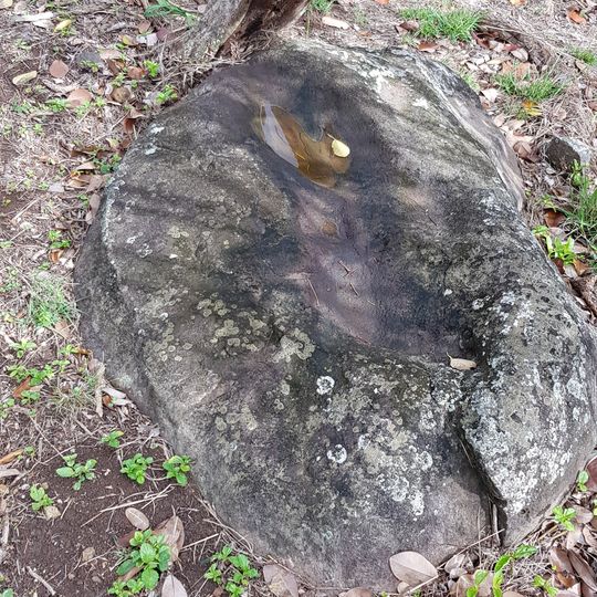 Bloc gravé et polissoirs dans la rivière de la Ramée
