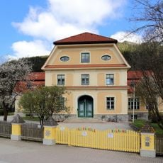 Volksschule mit straßenseitigem Zaun