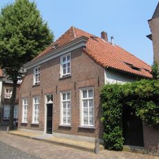 Eenvoudig huis met wolfdak