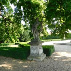 Socha Thésea v zámeckém parku ve Slavkově