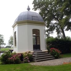 Bij het landhuis vechtlust gelegen veelkantige koepel