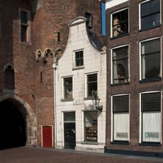 Pand met door gebogen fronton bekroonde gepleisterde klokgevel