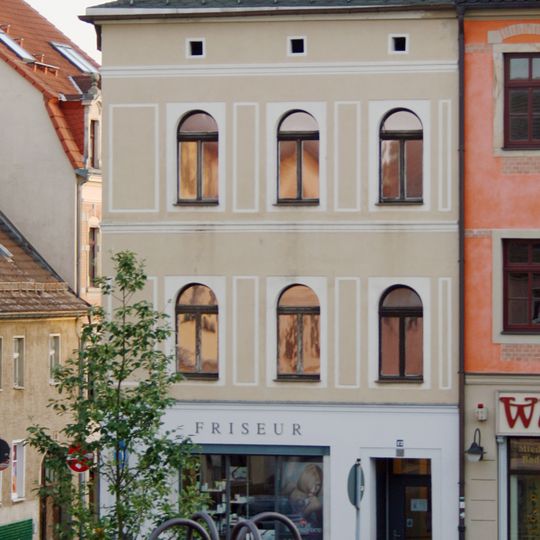 Wohnhaus mit Laden in Ecklage zur Pirnaer Straße Markt 12