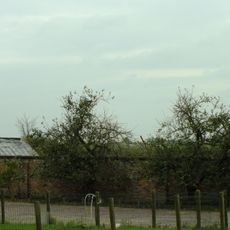 Ommuurde moestuin met één glazen kas tegen de zuidzijde van de noord-muur, twee vrijstaande, open bakstenen kassen binnen de ommuring en twee tuinmanssschuren opgenomen in de ommuring