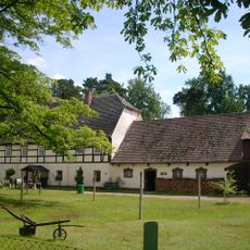 Wohnhaus mit angebautem Seitengebäude und Hofbaum (Eiche) Kastanienweg 5