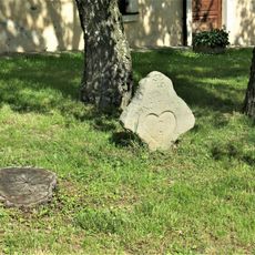 Novodobý křížový kámen v Rybářské ulici v Čelákovicích