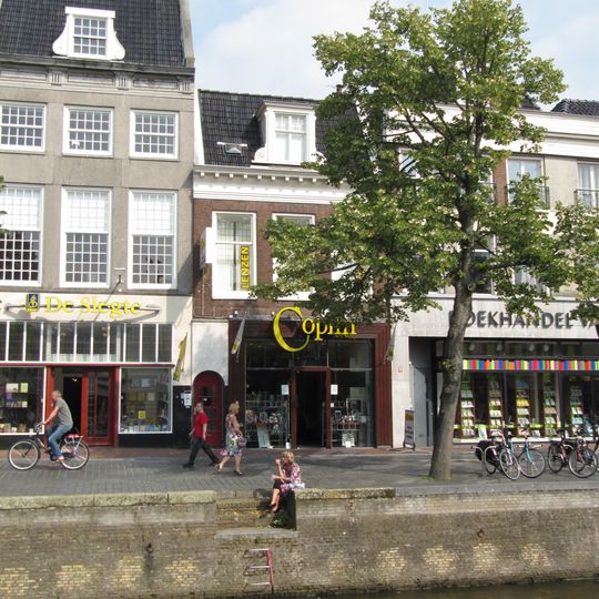 Pand met geblokte kroonlijst onder lagere dwarskap